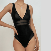 Traje de baño de una pieza de malla con estampado de serpiente y cuello en V